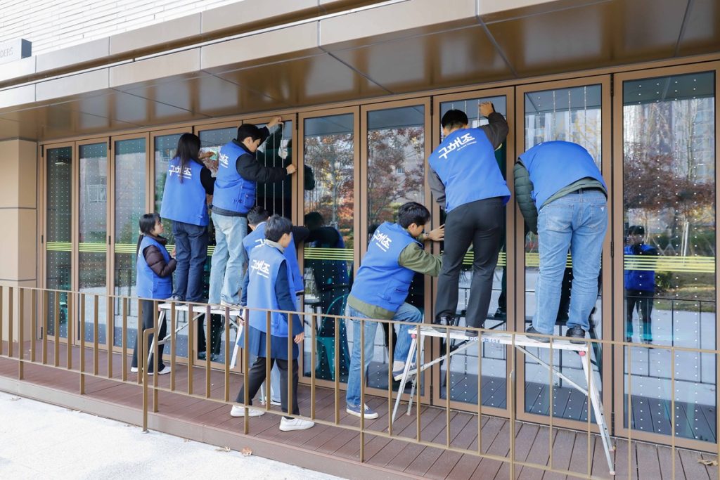 '구해조(鳥) KCC글라스' 캠페인 참여자들이 조류충돌방지스티커 부착 활동을 진행하고 있다.