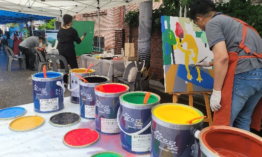 Read more about the article 페인트로 그리는 마을의 추억… KCC 페인트 활용 ‘인수봉 숲길마을 미술 공모전’ 진행