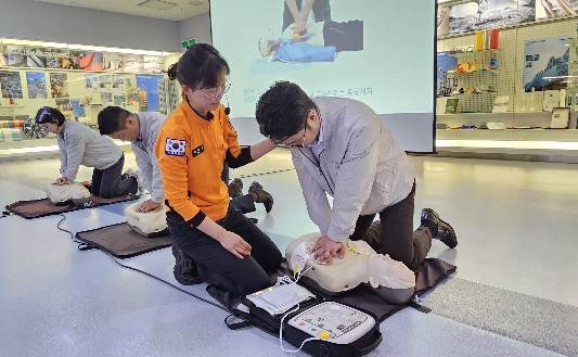 Read more about the article 생명을 살리는 4분의 기적, KCC 서초구 소방서와 응급처치 교육 실시