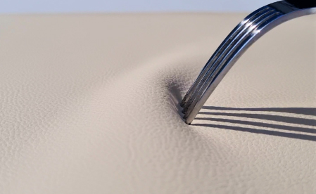 Read more about the article [갑자기 실리콘] 사과껍질 운동화 신고 실리콘 가죽 든다