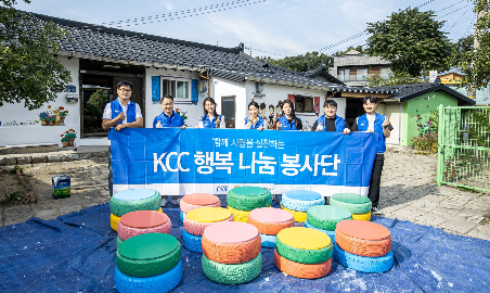 Read more about the article 알록달록 의자에 앉아 잠시 쉬어 가세요