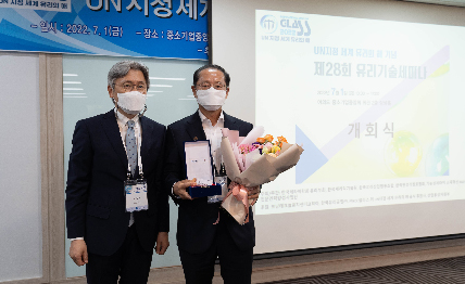 Read more about the article KCC글라스 변종오 전무, UN지정 세계 유리의 해 기념 ‘유리 기술인 기술상’ 수상