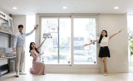 Read more about the article [줌 인 글라스] 홈씨씨 인테리어 프리미엄 창호, 고객 니즈 반영한 ‘업그레이드’ 론칭