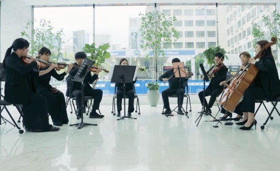 Read more about the article 본사 로비에서 진행된 ‘봄 맞이 미니 오케스트라 음악회’