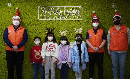 Read more about the article KCC글라스 홈씨씨 봉사단, 사회공헌 일환으로 가남지역아동센터에 스칸디아모스 액자 설치