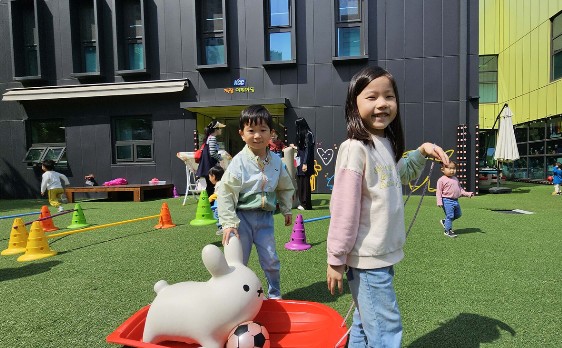 Read more about the article 어린이날 앞두고 함박웃음 가득한 KCC 사내 어린이집