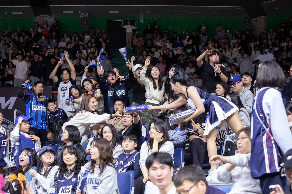 경기 내내 ‘최강 부산’을 외친 팬들은 하프타임에 열린 다양한 이벤트에도 참여하며 즐거운 시간을 보냈다.