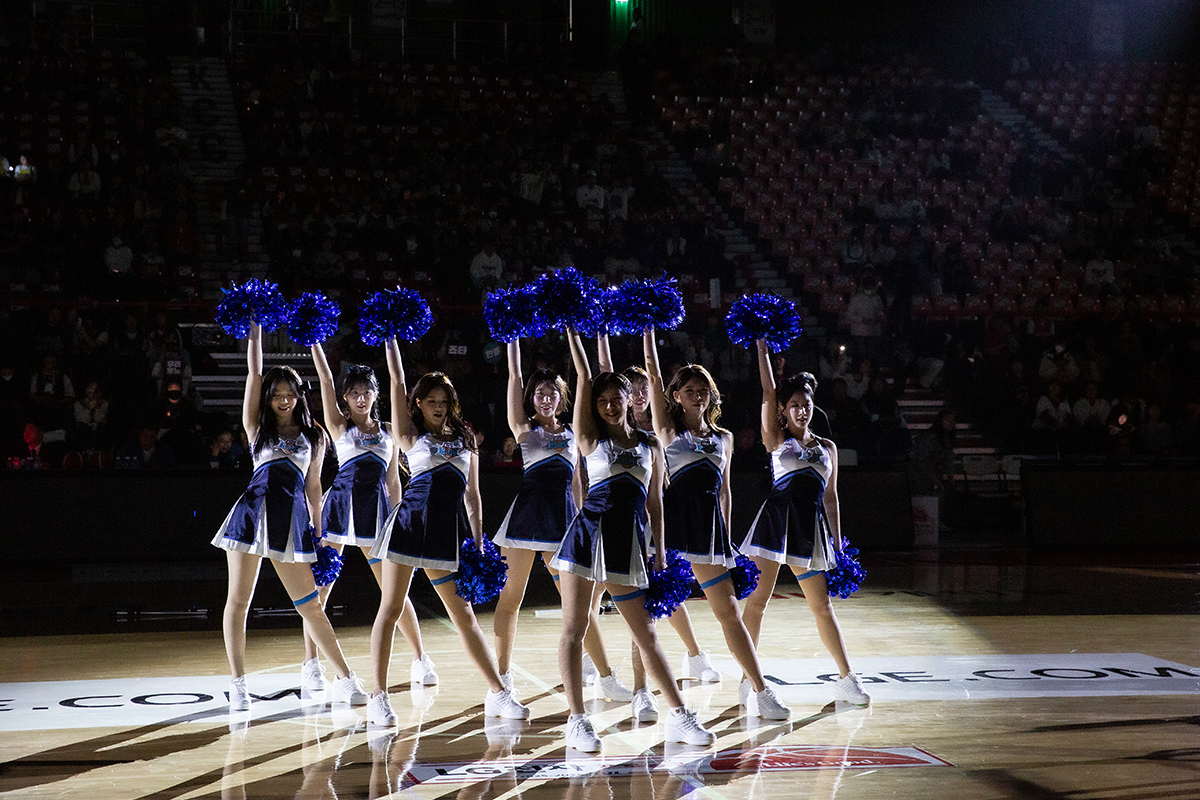 시즌 개막을 앞두고 치어리더와 아이돌 그룹 엔싸인의 축하공연이 펼쳐졌다.