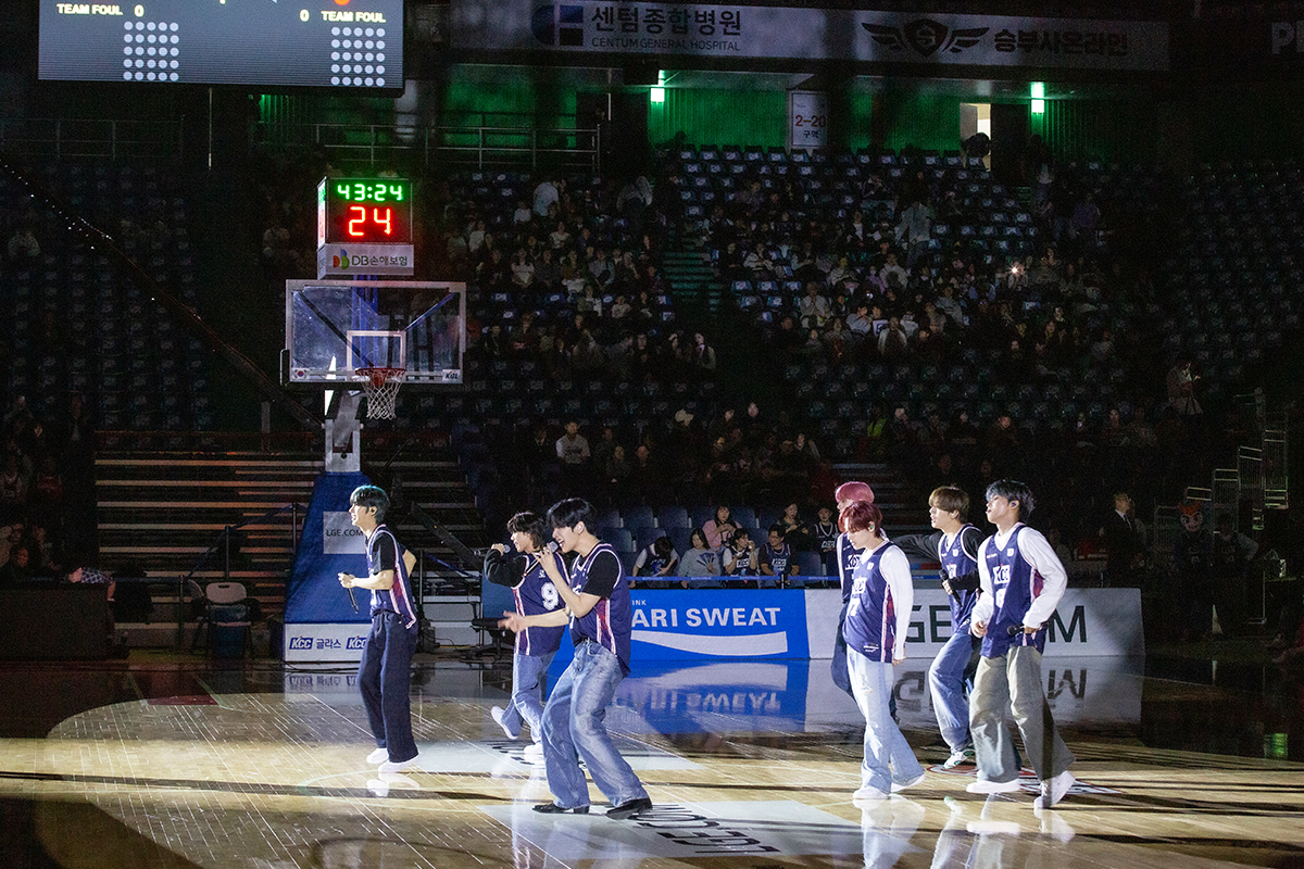 시즌 개막을 앞두고 치어리더와 아이돌 그룹 엔싸인의 축하공연이 펼쳐졌다.