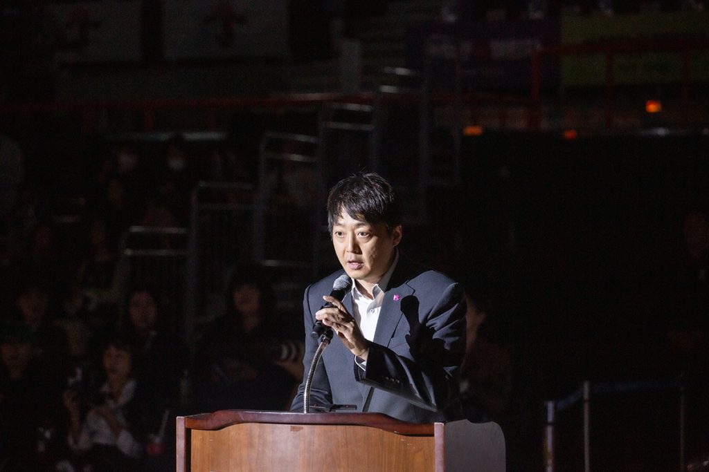 KCC 이지스 프로농구단 정재훈 구단주의 개회사와 손태욱 부산광역시 문화체육국장의 개막선언으로 경기가 시작됐다.