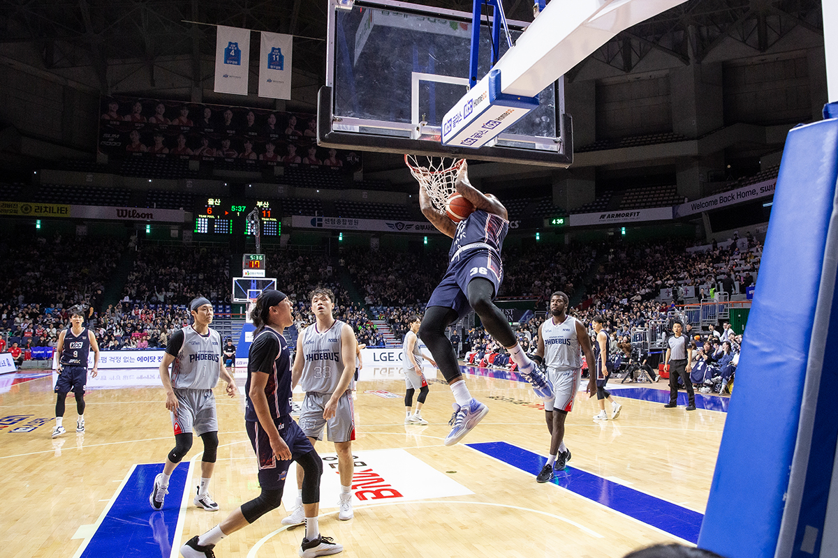 경기가 시작되자마자 KCC이지스 선수들은 주전 선수들의 고른 활약으로 전반전을 14점 차로 마무리했다.