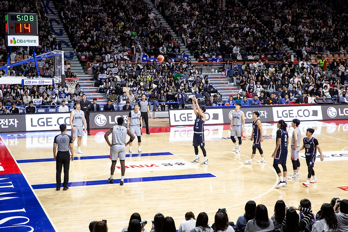 경기가 시작되자마자 KCC이지스 선수들은 주전 선수들의 고른 활약으로 전반전을 14점 차로 마무리했다.