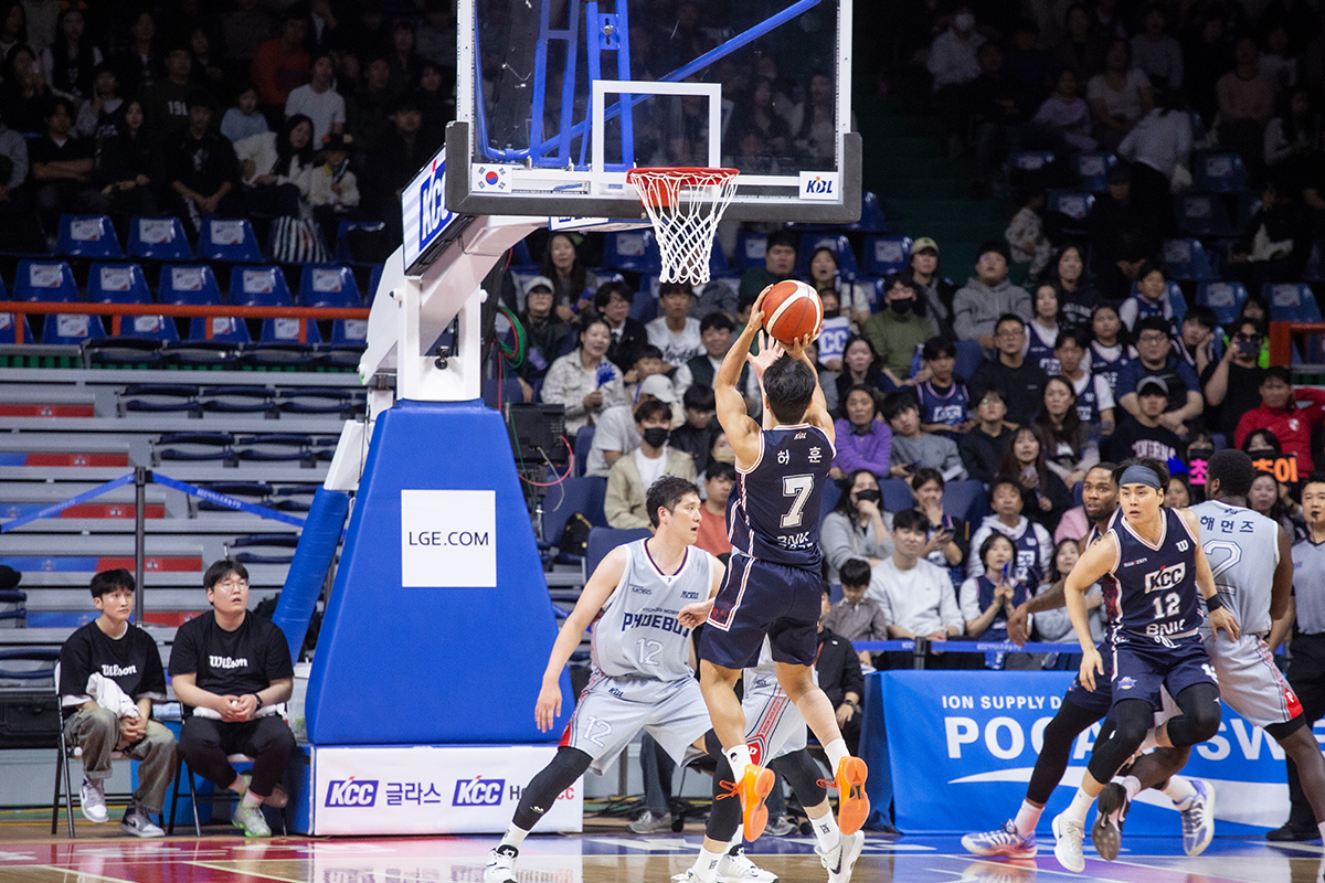 경기가 시작되자마자 KCC이지스 선수들은 주전 선수들의 고른 활약으로 전반전을 14점 차로 마무리했다.