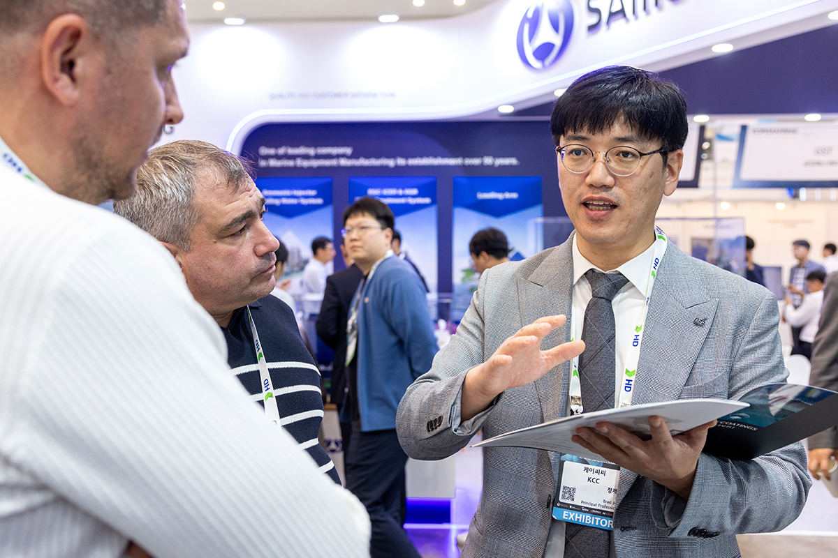 ‘코마린(KORMARINE) 2025’가 10월 21~24일 부산 벡스코에서 열린 가운데  
KCC 관계자가 제품에 대해 설명하고 있다.