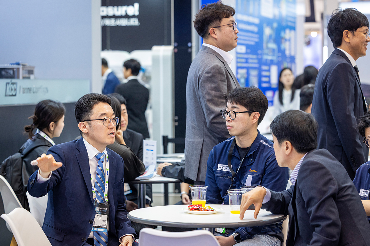 ‘코마린(KORMARINE) 2025’가 10월 21~24일 부산 벡스코에서 열린 가운데  
KCC 관계자가 제품에 대해 설명하고 있다.