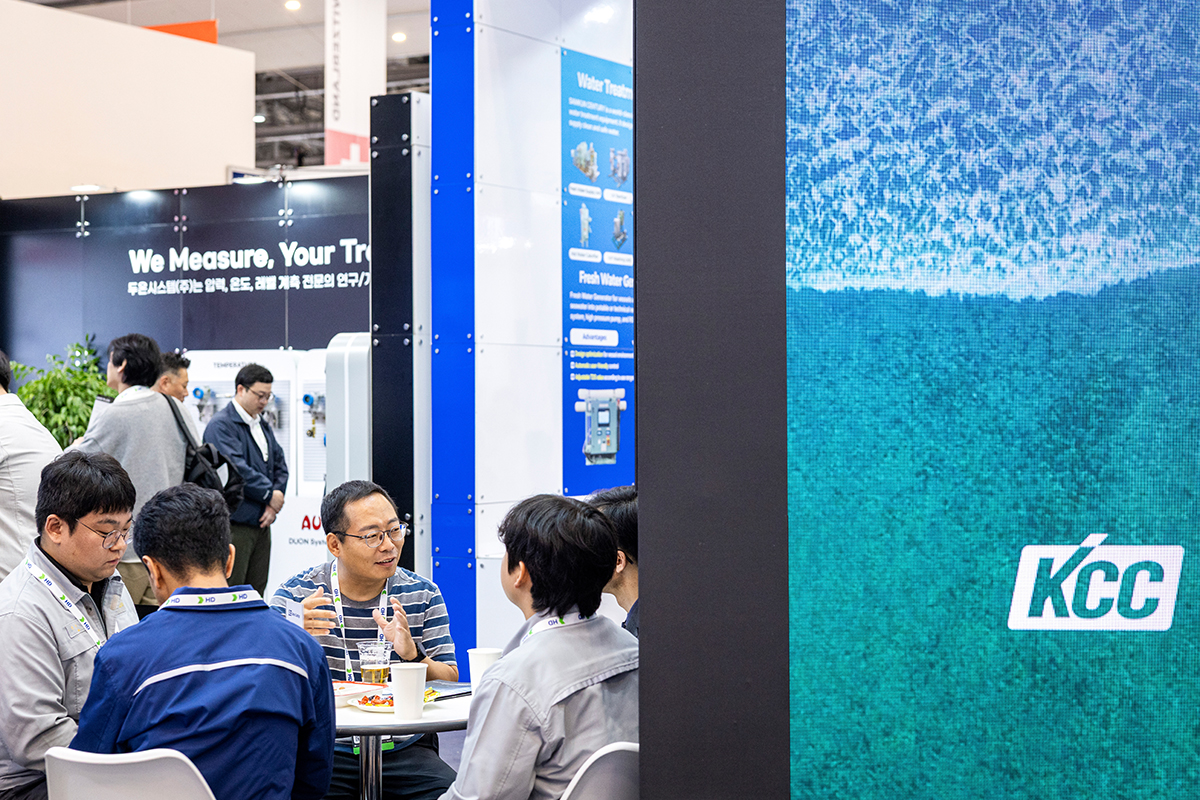 ‘코마린(KORMARINE) 2025’가 10월 21~24일 부산 벡스코에서 열린 가운데  
KCC 관계자가 제품에 대해 설명하고 있다.
