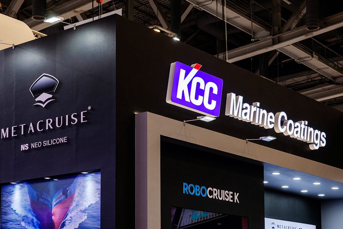 KCC부스에 많은 사람들이 몰려들어 선박용 방오 페인트에 대한 관심을 다시 한번 확인했다.