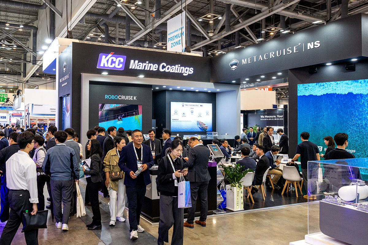 KCC부스에 많은 사람들이 몰려들어 선박용 방오 페인트에 대한 관심을 다시 한번 확인했다.