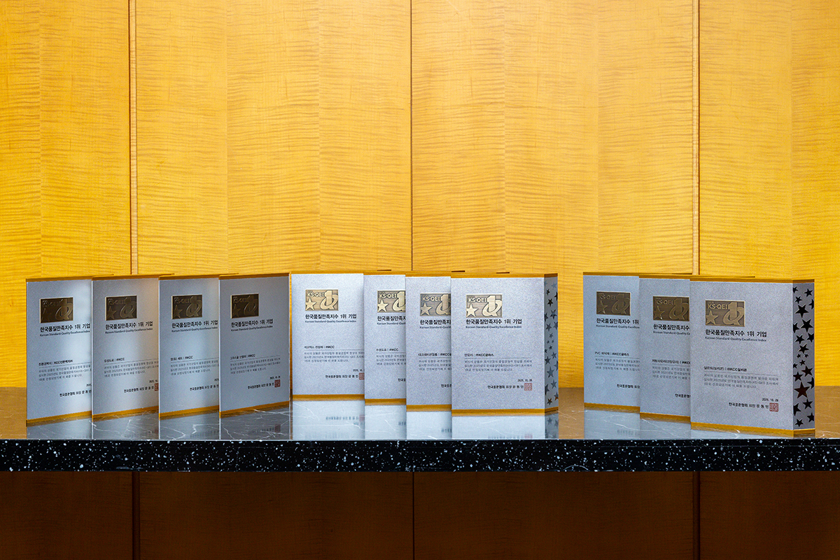 KCC, KCC글라스, KCC실리콘, KCC신한벽지가 2025 한국품질만족지수(KS-QEI)에서 1위를 수상했다.