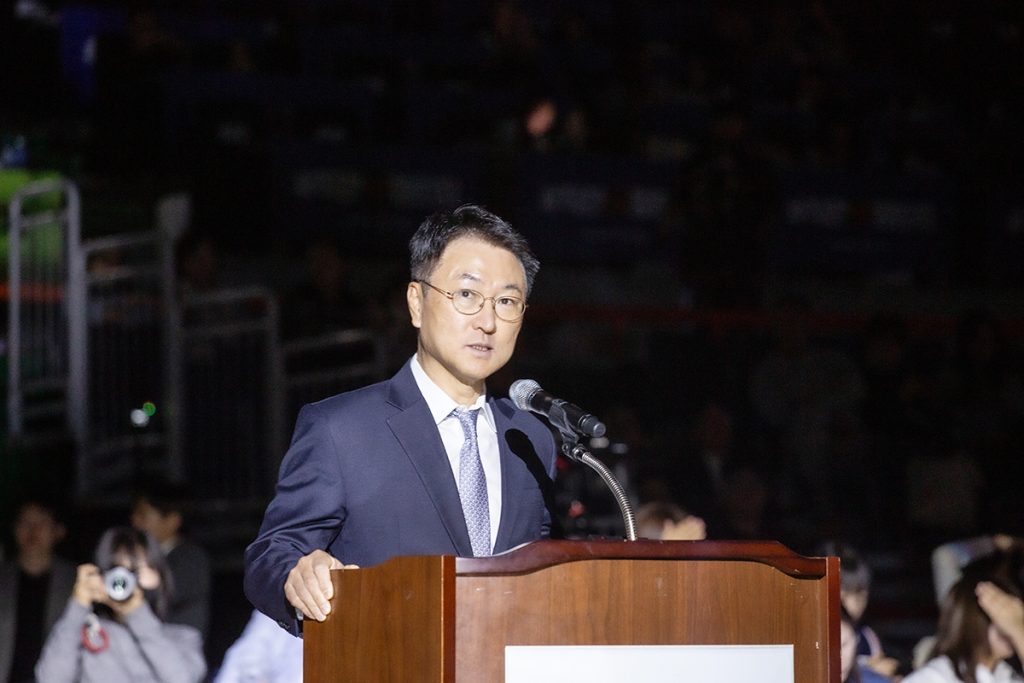 KCC 이지스 프로농구단 정재훈 구단주의 개회사와 손태욱 부산광역시 문화체육국장의 개막선언으로 경기가 시작됐다.