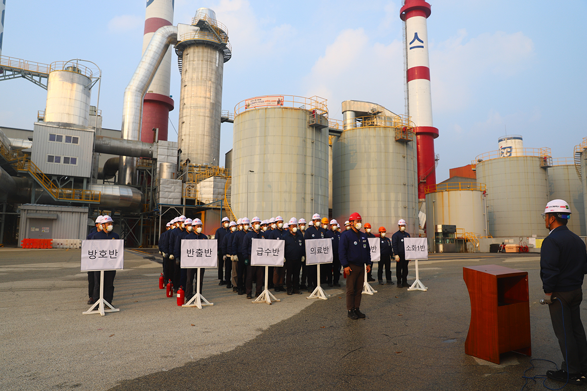 KCC글라스 여주공장 구성원으로 이뤄진 자위소방대원들이 재난 대응 민관합동훈련에 참여했다.