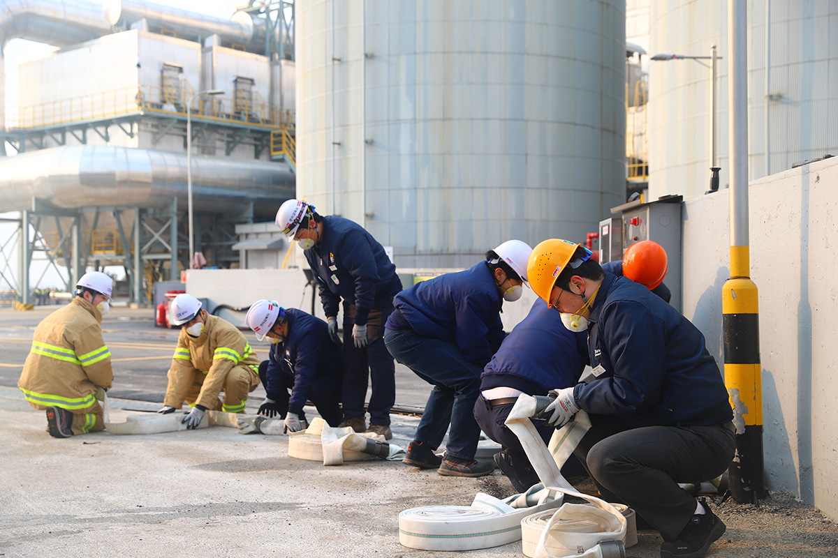 KCC글라스 여주공장 구성원으로 이뤄진 자위소방대원들이 재난 대응 민관합동훈련에 참여했다.