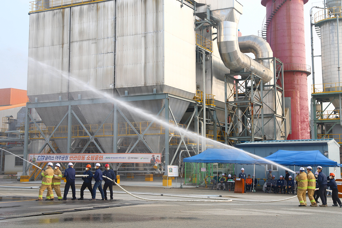 이번 훈련에는 화학보호복, 고가사다리차 등이 동원돼 실전처럼 진행됐다.