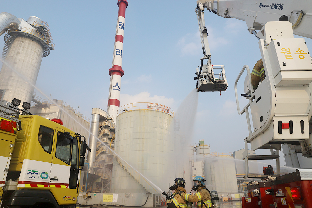 이번 훈련에는 화학보호복, 고가사다리차 등이 동원돼 실전처럼 진행됐다.
