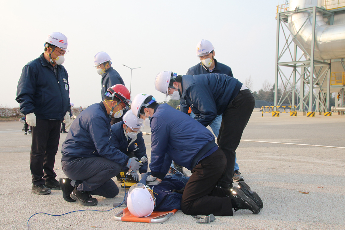 이번 훈련에는 화학보호복, 고가사다리차 등이 동원돼 실전처럼 진행됐다.