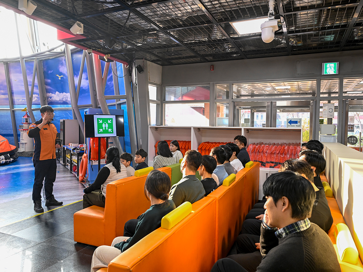 선박 탈출체험을 통해 비상 대피 절차를 체험하는 KCC건설 구성원들
