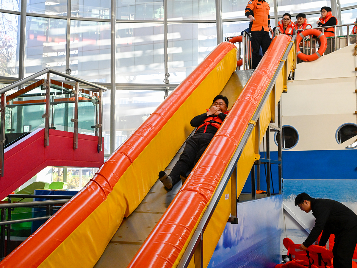 선박 탈출체험을 통해 비상 대피 절차를 체험하는 KCC건설 구성원들