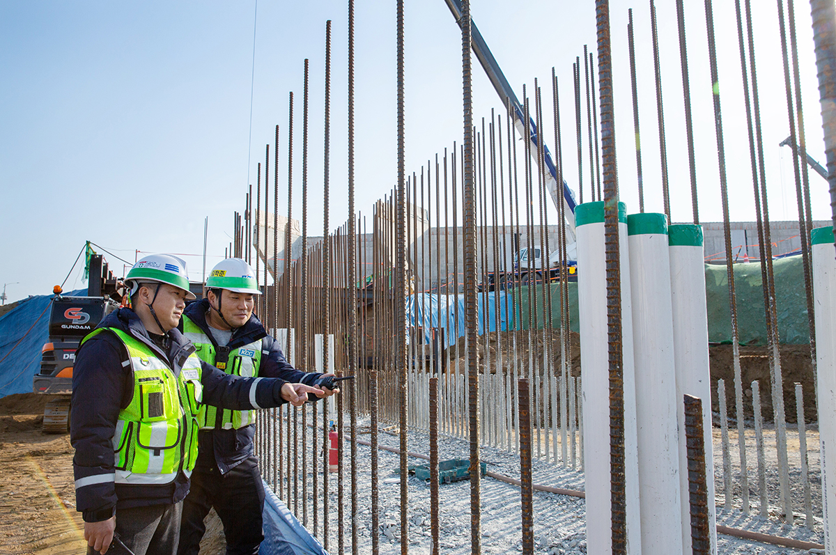 신풍교 A1 벽체 시공이음부의 치핑 상태를 시공 품질 기준에 따라 확인하고 있다.