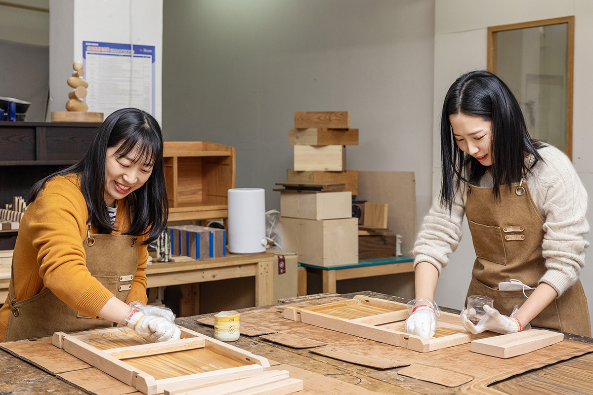 오랜만에 내 손으로 무언가를 만드는 작업을 하면서 큰 성취감을 얻었다고 말하는 김상지 대리, 안현정 대리