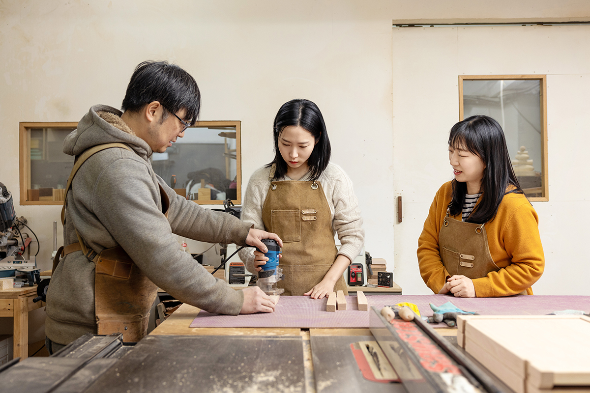 공방 대표의 설명을 듣고 차근차근 테이블을 만들고 있는 KCC글라스 인테리어상품지원팀 김상지 대리, 안현정 대리