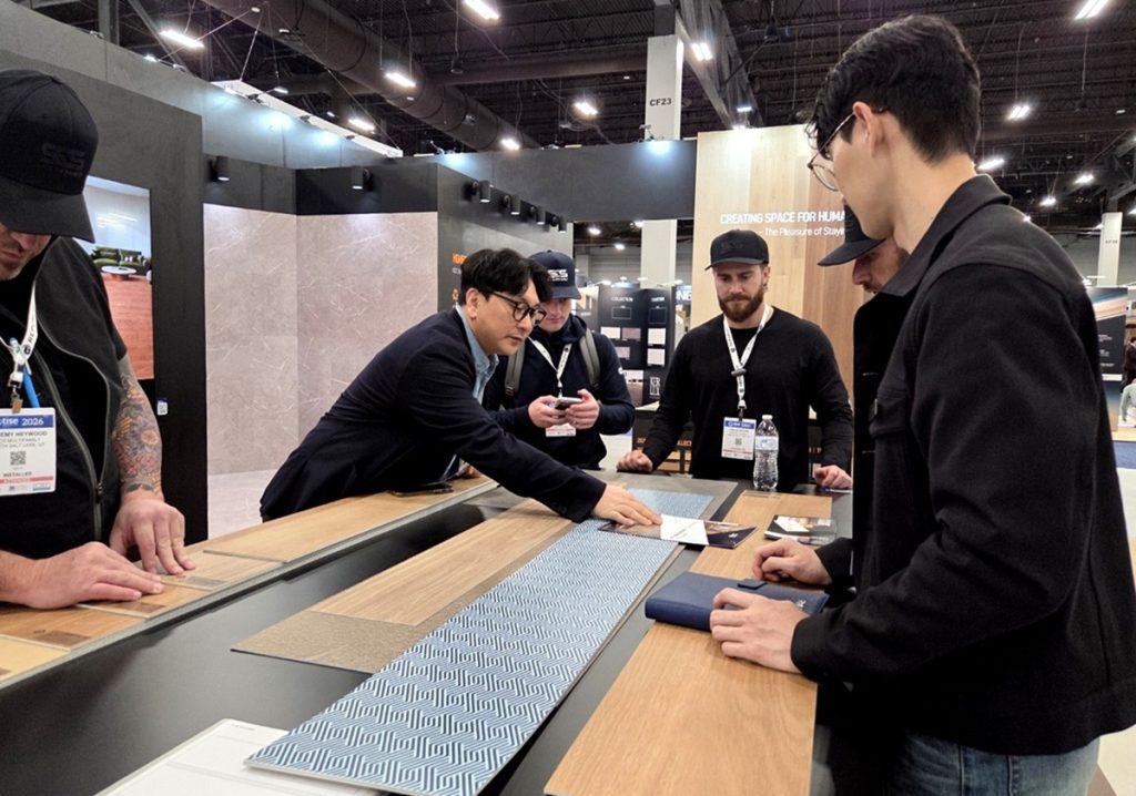 KCC글라스 관계자들이 'TISE 2026' 전시회에 마련된 홈씨씨 부스에서 방문객들과 상담하고 있다.