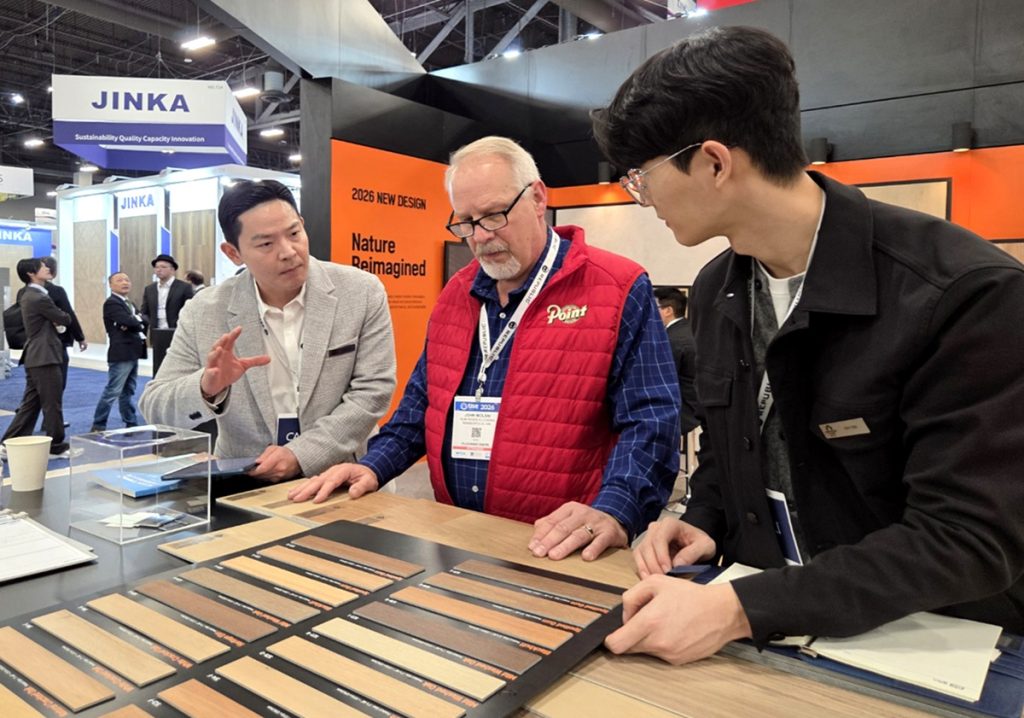 KCC글라스 관계자들이 'TISE 2026' 전시회에 마련된 홈씨씨 부스에서 방문객들과 상담하고 있다.