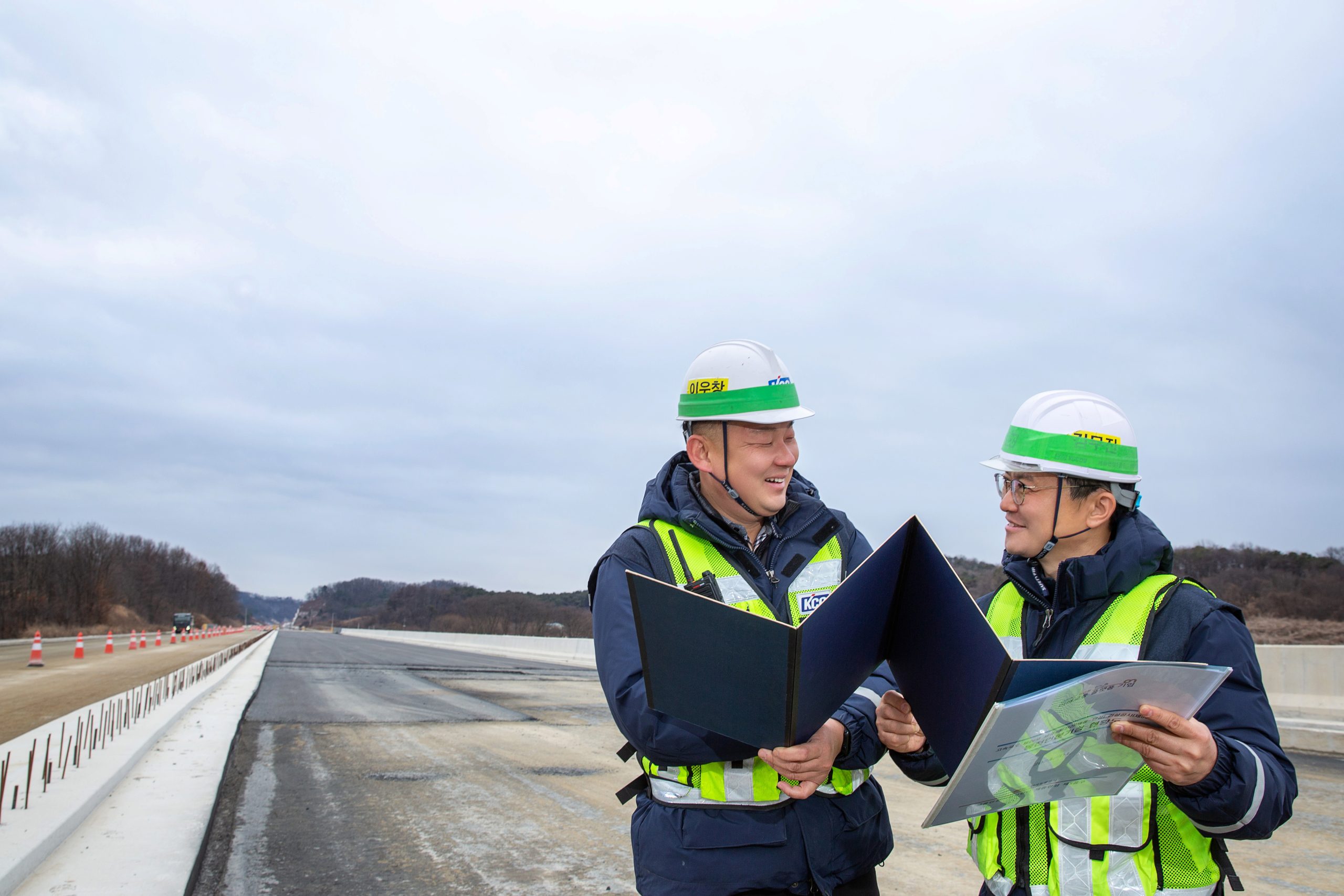 본선(세종방향) 아스콘 기층 포장상태를 점검하고 있다.