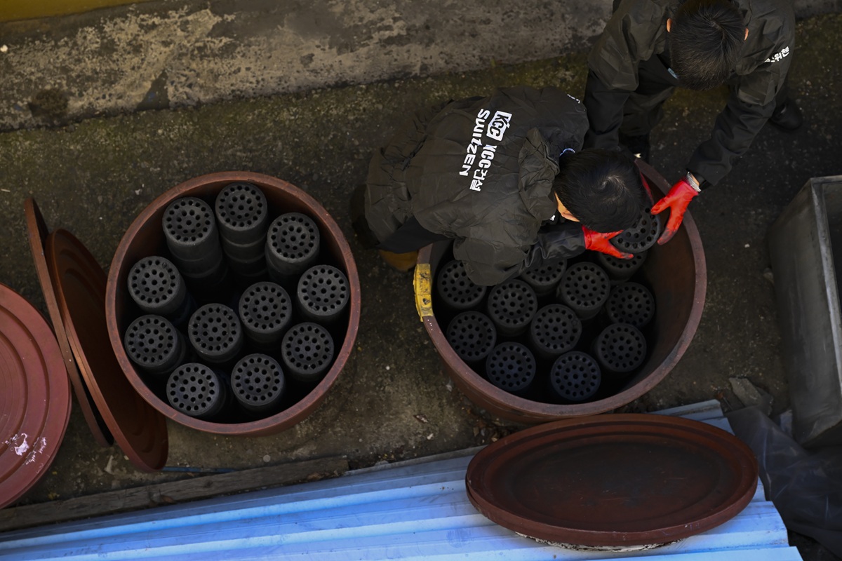 연탄 봉사활동에 참여한 KCC건설 구성원들은 약 120여 가구에 총 4만여 장의 연탄을 직접 배달했다.