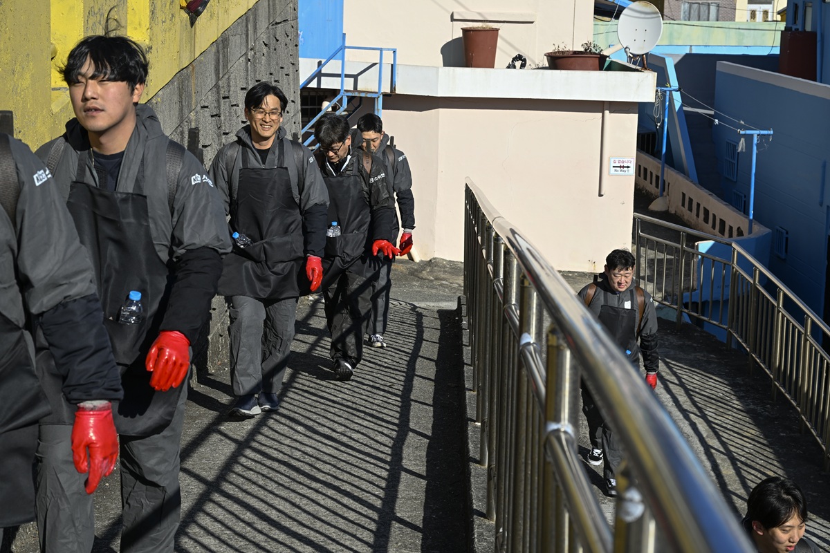 연탄 봉사활동에 참여한 KCC건설 구성원들은 약 120여 가구에 총 4만여 장의 연탄을 직접 배달했다.