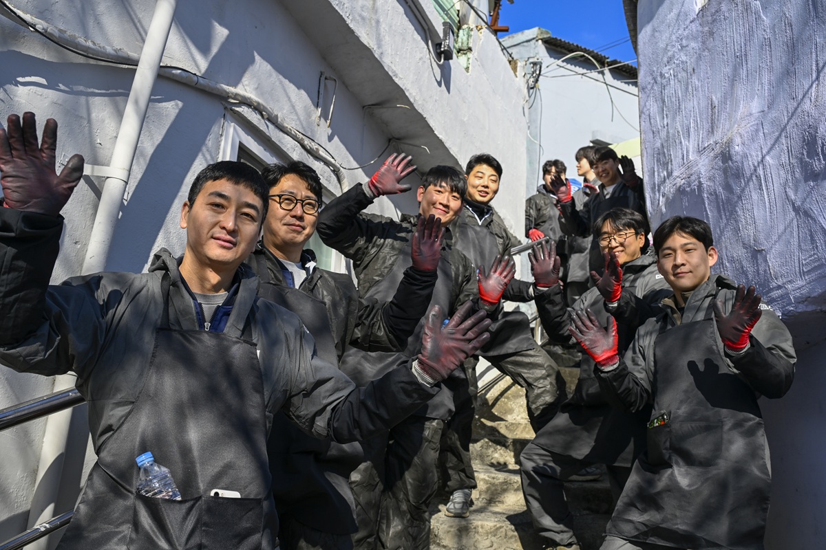 추운 날씨에도 밝은 표정으로 봉사활동에 참여한 KCC건설 구성원들