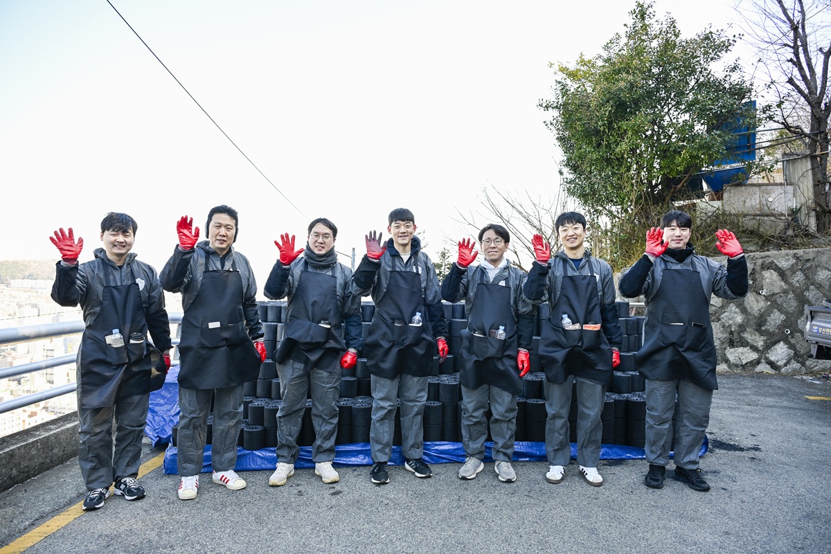 추운 날씨에도 밝은 표정으로 봉사활동에 참여한 KCC건설 구성원들