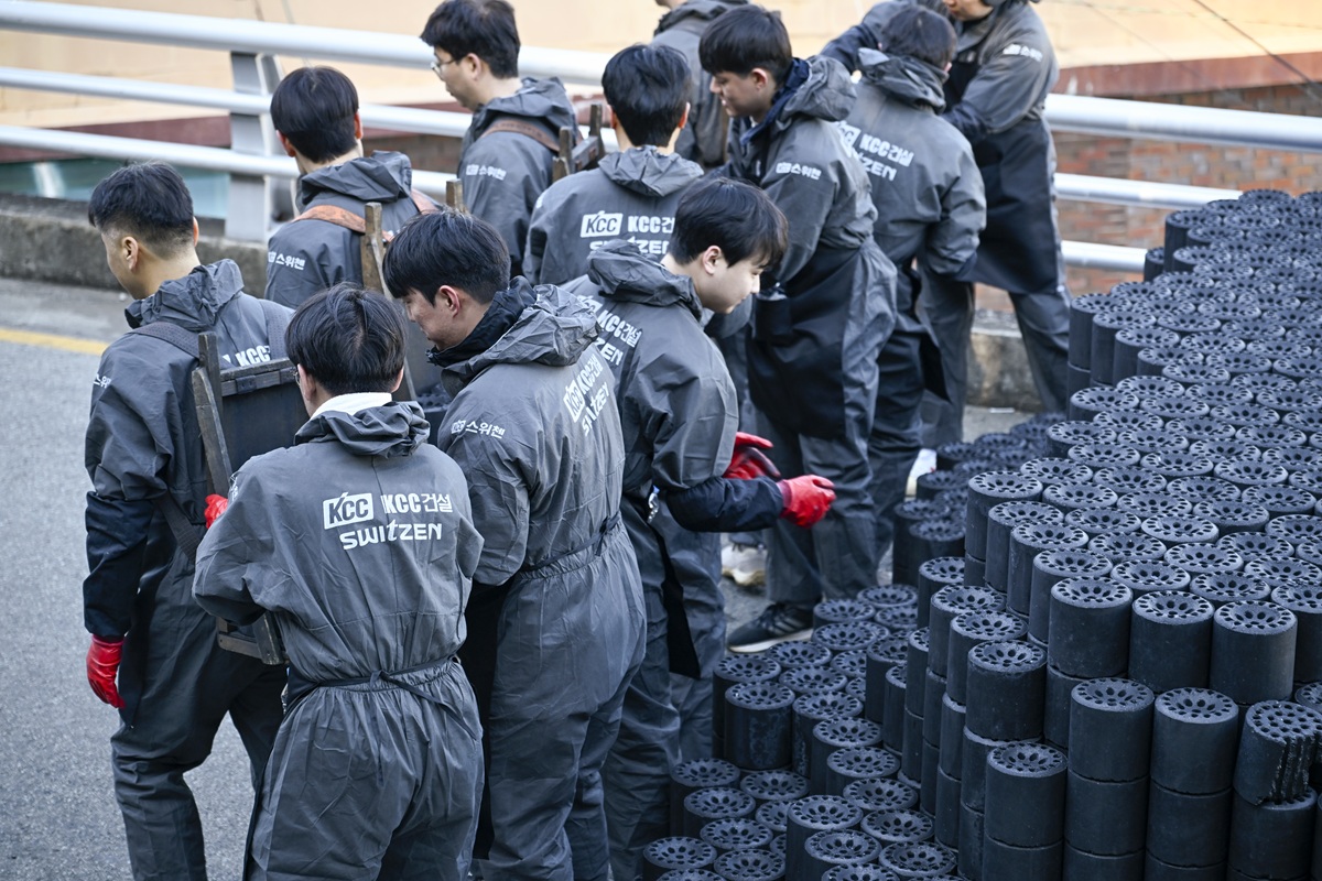 추운 날씨에도 밝은 표정으로 봉사활동에 참여한 KCC건설 구성원들