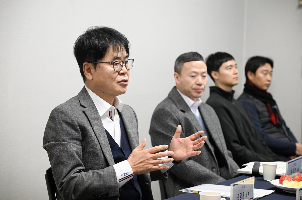 농촌진흥청 관계자와 KCC임원진이 민관협력을 강화하는 방안에 대해 논의하고 있다.