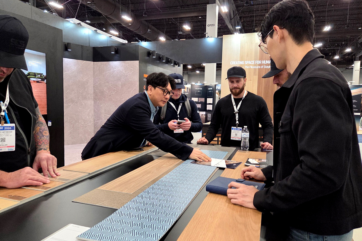 글라스 관계자들이 TISE2026에 마련된 홈씨씨 부스에서 글로벌 바이어들에게 제품을 설명하고 있다.