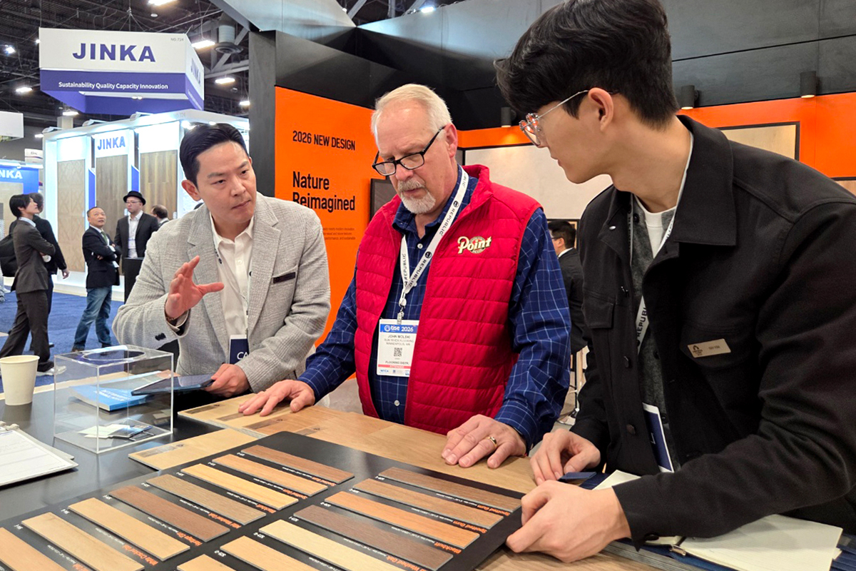 글라스 관계자들이 TISE2026에 마련된 홈씨씨 부스에서 글로벌 바이어들에게 제품을 설명하고 있다.