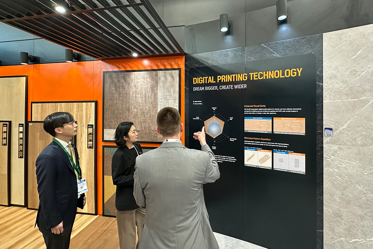 글라스 관계자들이 TISE2026에 마련된 홈씨씨 부스에서 글로벌 바이어들에게 제품을 설명하고 있다.