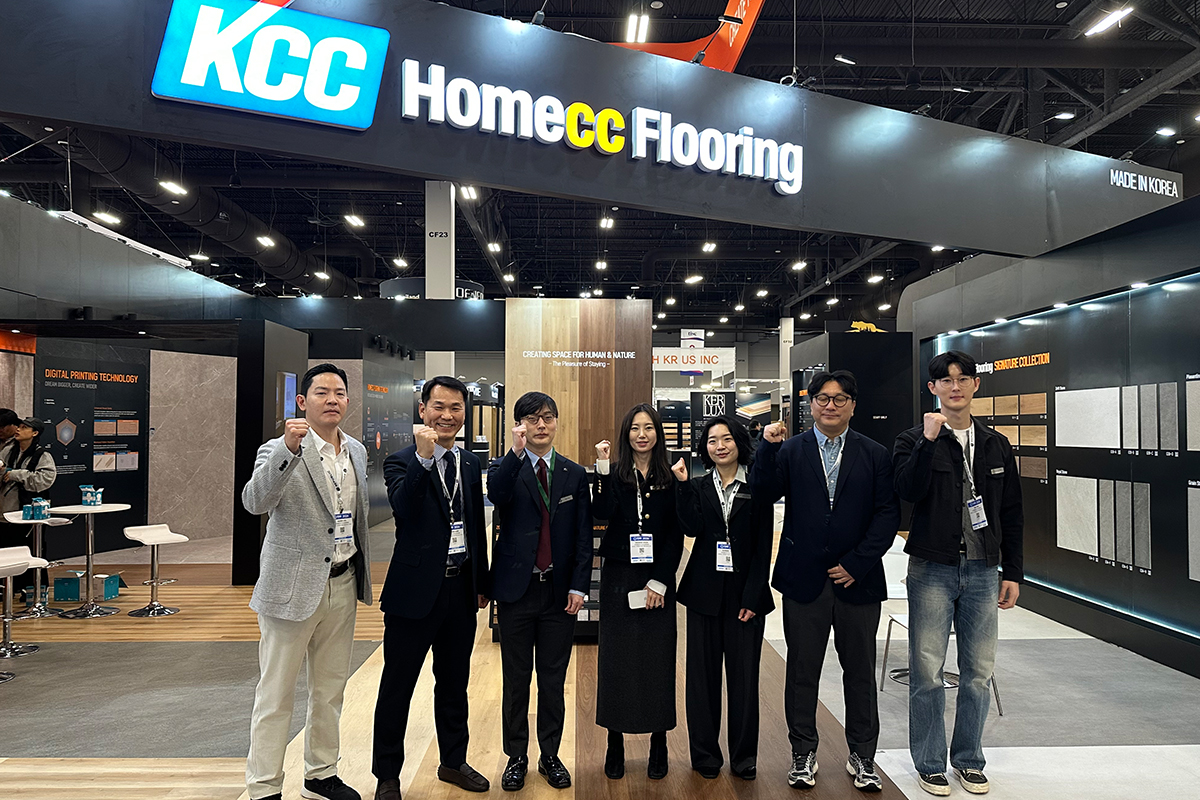 글라스 관계자들이 TISE2026에 마련된 홈씨씨 부스에서 글로벌 바이어들에게 제품을 설명하고 있다.