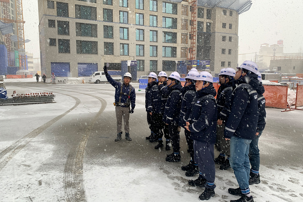 대전 르에브 스위첸 현장을 방문한 2026년 KCC건설 신입사원들