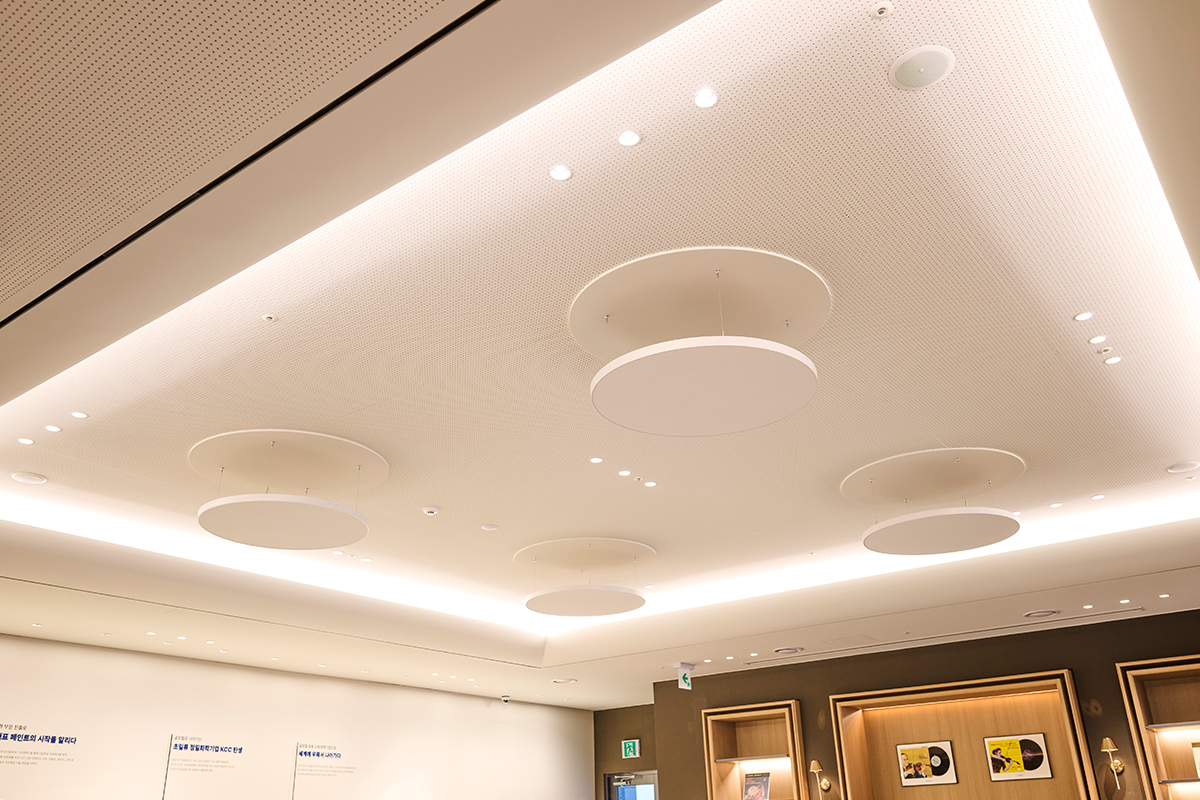 로비와 지하 1층에는 약 10만여 장에 달하는 방대한 LP컬렉션을 비롯해 1920년대 웨스턴 일렉트릭 앤틱 스피커가 자리하고 있다. 또한 KCC의 자랑인 천장재 사운드윈 제로가 사용됐다.