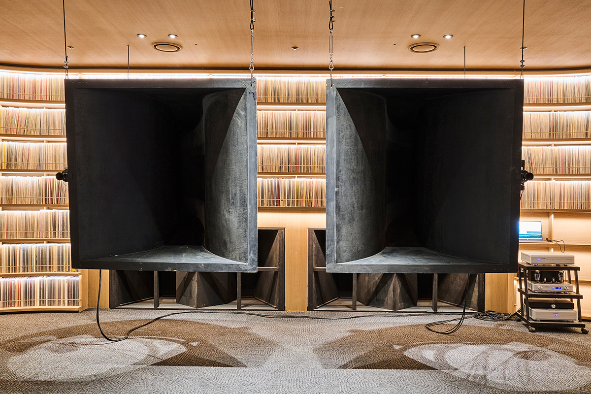 로비와 지하 1층에는 약 10만여 장에 달하는 방대한 LP컬렉션을 비롯해 1920년대 웨스턴 일렉트릭 앤틱 스피커가 자리하고 있다. 또한 KCC의 자랑인 천장재 사운드윈 제로가 사용됐다.